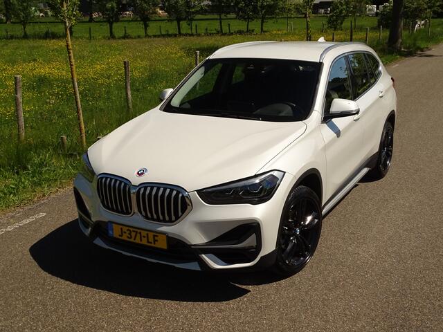 BMW X1 sDrive18i X-Line | Parelmoer | HUD | NAV | TrekHaak | Uniek netjes.