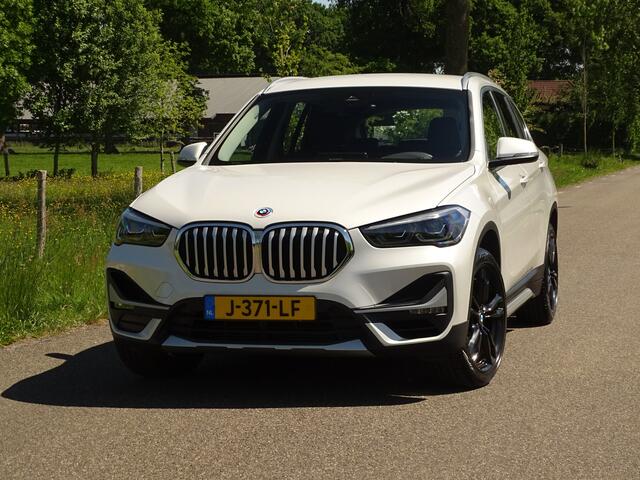 BMW X1 sDrive18i X-Line | Parelmoer | HUD | NAV | TrekHaak | Uniek netjes.