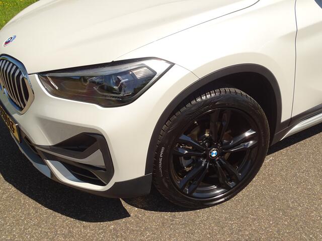 BMW X1 sDrive18i X-Line | Parelmoer | HUD | NAV | TrekHaak | Uniek netjes.