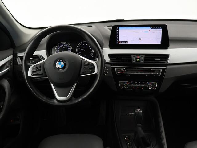 BMW X1 xDrive25e eDRIVE + LEDER | TREKHAAK | ADAPTIVE CRUISE | HEAD-UP | STOELVERWARMING