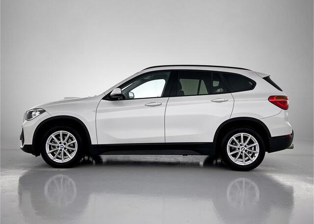 BMW X1 sDrive18i 141PK Automaat Executive / Cruise-ctr. / Lm.velgen / Navigatie / Elektrische Achterklep / Apk apr-2026