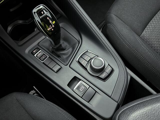 BMW X1 sDrive18i 141PK Automaat Executive / Cruise-ctr. / Lm.velgen / Navigatie / Elektrische Achterklep / Apk apr-2026