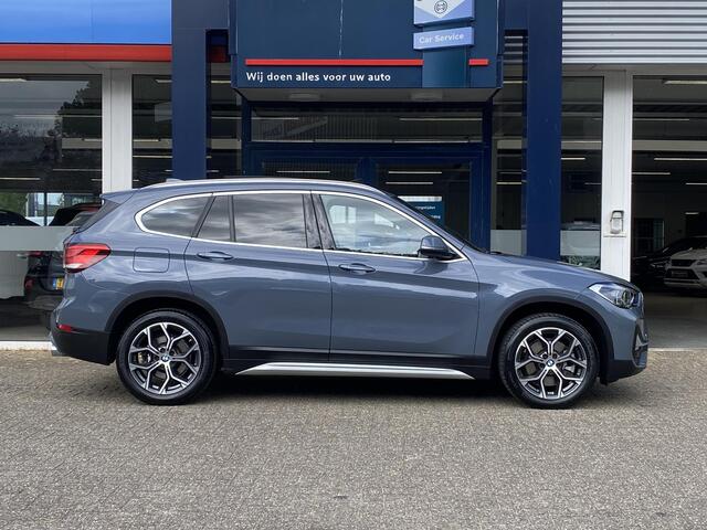 BMW X1 sDrive20i Business Edition Plus / Automaat / NL-Auto / Dealer-Onderhouden / Vol-Leder / Stoelverwarming / Open-Panodak / Cruise-Control / Head-Up-Display / Elektr.-Achterklep / DAB Radio-Bluetooth / Navi / LED / PDC V+A met Camera / 18'' LMV / ENZ.