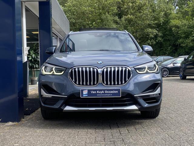 BMW X1 sDrive20i Business Edition Plus / Automaat / NL-Auto / Dealer-Onderhouden / Vol-Leder / Stoelverwarming / Open-Panodak / Cruise-Control / Head-Up-Display / Elektr.-Achterklep / DAB Radio-Bluetooth / Navi / LED / PDC V+A met Camera / 18'' LMV / ENZ.