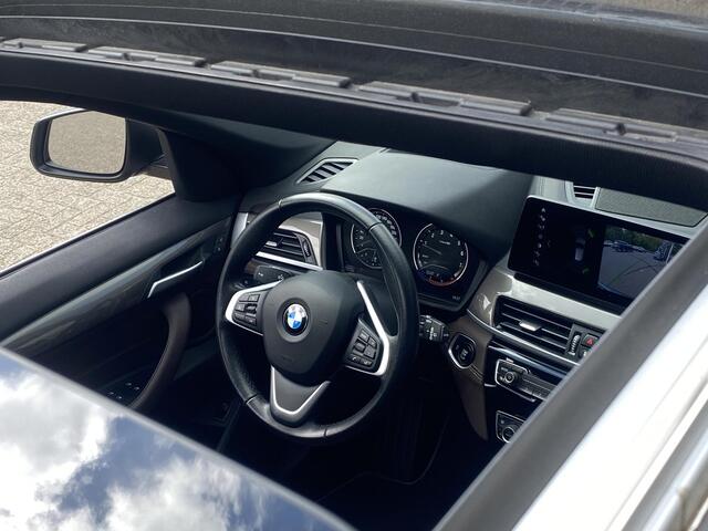 BMW X1 sDrive20i Business Edition Plus / Automaat / NL-Auto / Dealer-Onderhouden / Vol-Leder / Stoelverwarming / Open-Panodak / Cruise-Control / Head-Up-Display / Elektr.-Achterklep / DAB Radio-Bluetooth / Navi / LED / PDC V+A met Camera / 18'' LMV / ENZ.
