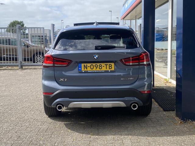 BMW X1 sDrive20i Business Edition Plus / Automaat / NL-Auto / Dealer-Onderhouden / Vol-Leder / Stoelverwarming / Open-Panodak / Cruise-Control / Head-Up-Display / Elektr.-Achterklep / DAB Radio-Bluetooth / Navi / LED / PDC V+A met Camera / 18'' LMV / ENZ.