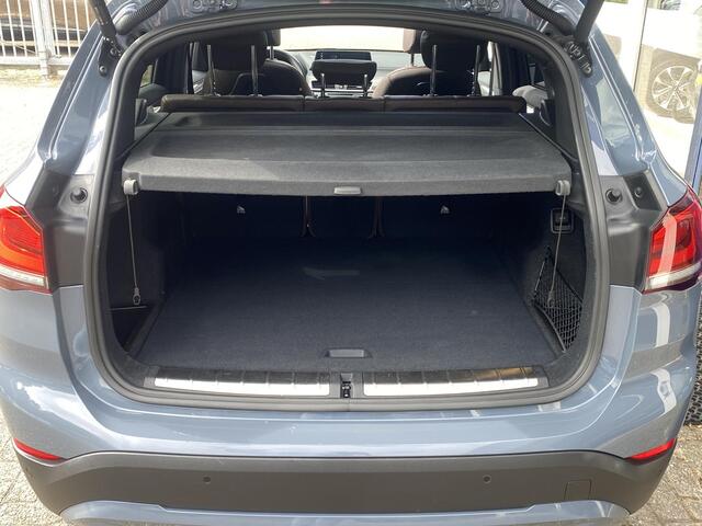 BMW X1 sDrive20i Business Edition Plus / Automaat / NL-Auto / Dealer-Onderhouden / Vol-Leder / Stoelverwarming / Open-Panodak / Cruise-Control / Head-Up-Display / Elektr.-Achterklep / DAB Radio-Bluetooth / Navi / LED / PDC V+A met Camera / 18'' LMV / ENZ.