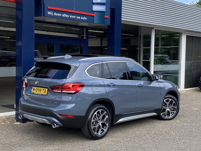 BMW X1 sDrive20i Business Edition Plus / Automaat / NL-Auto / Dealer-Onderhouden / Vol-Leder / Stoelverwarming / Open-Panodak / Cruise-Control / Head-Up-Display / Elektr.-Achterklep / DAB Radio-Bluetooth / Navi / LED / PDC V+A met Camera / 18'' LMV / ENZ.