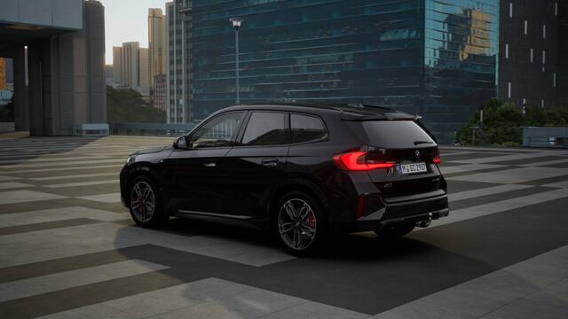 BMW X1 xDrive23i High Executive M Sport Automaat / Panoramadak / Trekhaak / Sportstoelen / M Adaptief onderstel / Adaptieve LED / Parking Assistant Plus / Comfort Access