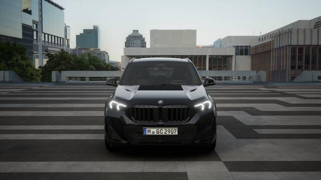 BMW X1 xDrive23i High Executive M Sport Automaat / Panoramadak / Trekhaak / Sportstoelen / M Adaptief onderstel / Adaptieve LED / Parking Assistant Plus / Comfort Access