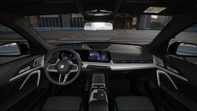 BMW X1 xDrive23i High Executive M Sport Automaat / Panoramadak / Trekhaak / Sportstoelen / M Adaptief onderstel / Adaptieve LED / Parking Assistant Plus / Comfort Access