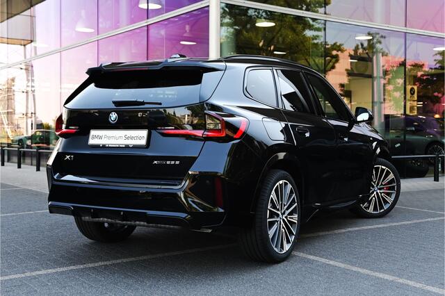 BMW X1 xDrive25e M Sport Automaat / Panoramadak / Trekhaak / Adaptieve LED / Comfort Access / M Adaptief onderstel / Parking Assistant Plus