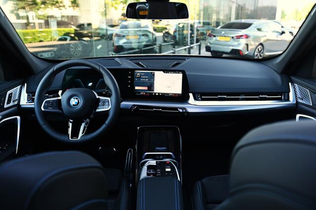 BMW X1 xDrive25e M Sport Automaat / Panoramadak / Trekhaak / Adaptieve LED / Comfort Access / M Adaptief onderstel / Parking Assistant Plus