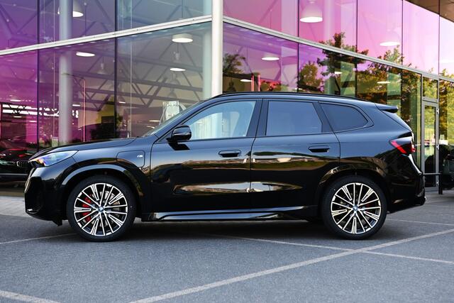 BMW X1 xDrive25e M Sport Automaat / Panoramadak / Trekhaak / Adaptieve LED / Comfort Access / M Adaptief onderstel / Parking Assistant Plus