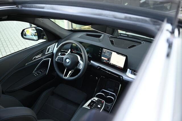 BMW X1 xDrive25e M Sport Automaat / Panoramadak / Trekhaak / Adaptieve LED / Comfort Access / M Adaptief onderstel / Parking Assistant Plus