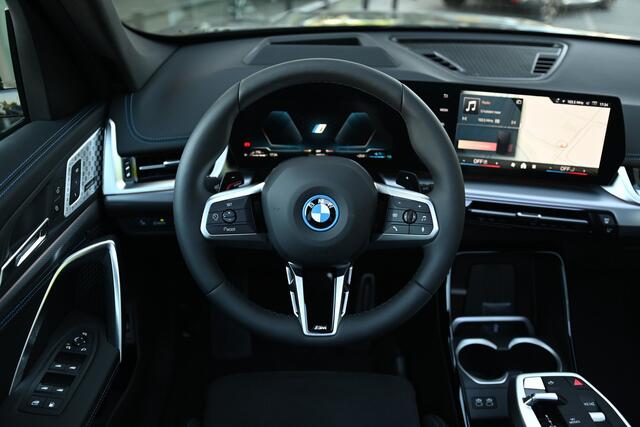 BMW X1 xDrive25e M Sport Automaat / Panoramadak / Trekhaak / Adaptieve LED / Comfort Access / M Adaptief onderstel / Parking Assistant Plus