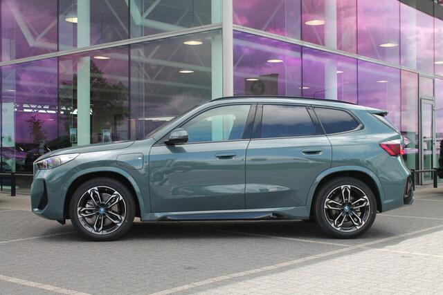 BMW X1 xDrive25e High Executive M Sport Automaat / Panoramadak / Trekhaak / Sportstoelen / M Adaptief onderstel / Stoelverwarming / Adaptieve LED / Head-Up / Parking Assistant Plus / Live Cockpit Professional