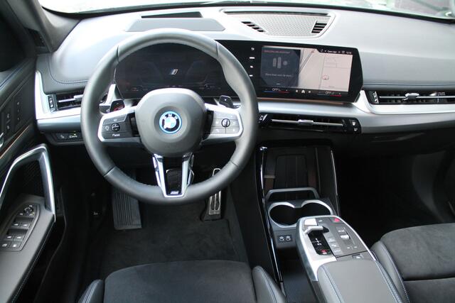 BMW X1 xDrive25e High Executive M Sport Automaat / Panoramadak / Trekhaak / Sportstoelen / M Adaptief onderstel / Stoelverwarming / Adaptieve LED / Head-Up / Parking Assistant Plus / Live Cockpit Professional