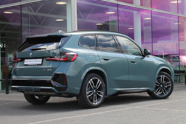 BMW X1 xDrive25e High Executive M Sport Automaat / Panoramadak / Trekhaak / Sportstoelen / M Adaptief onderstel / Stoelverwarming / Adaptieve LED / Head-Up / Parking Assistant Plus / Live Cockpit Professional