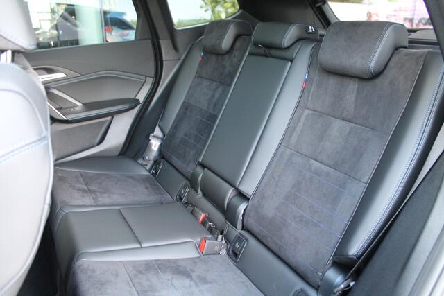 BMW X1 xDrive25e High Executive M Sport Automaat / Panoramadak / Trekhaak / Sportstoelen / M Adaptief onderstel / Stoelverwarming / Adaptieve LED / Head-Up / Parking Assistant Plus / Live Cockpit Professional