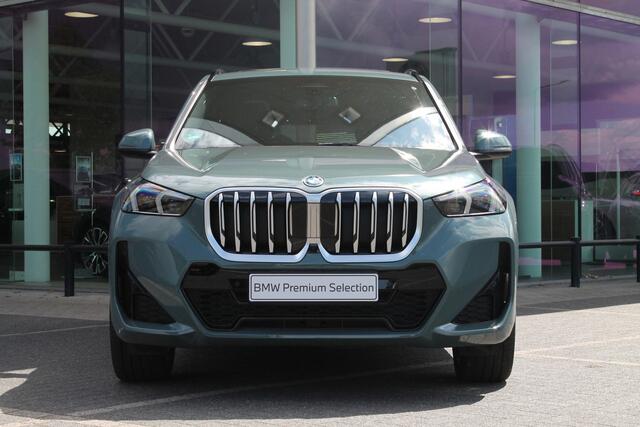 BMW X1 xDrive25e High Executive M Sport Automaat / Panoramadak / Trekhaak / Sportstoelen / M Adaptief onderstel / Stoelverwarming / Adaptieve LED / Head-Up / Parking Assistant Plus / Live Cockpit Professional