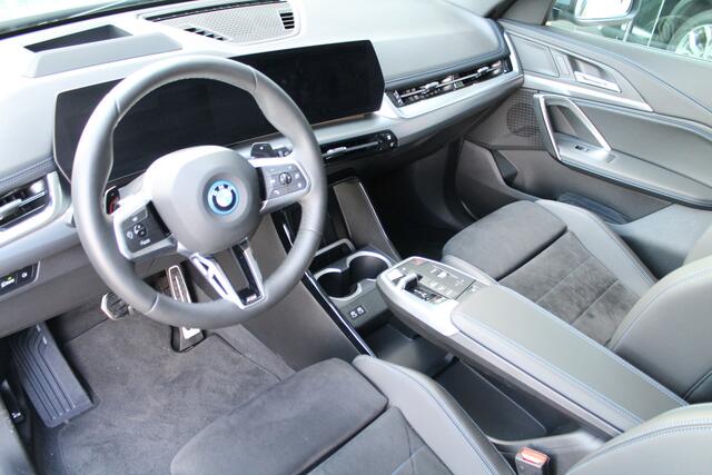 BMW X1 xDrive25e High Executive M Sport Automaat / Panoramadak / Trekhaak / Sportstoelen / M Adaptief onderstel / Stoelverwarming / Adaptieve LED / Head-Up / Parking Assistant Plus / Live Cockpit Professional