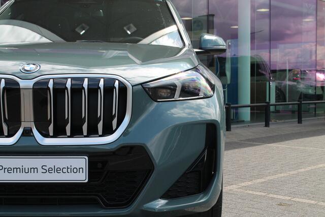 BMW X1 xDrive25e High Executive M Sport Automaat / Panoramadak / Trekhaak / Sportstoelen / M Adaptief onderstel / Stoelverwarming / Adaptieve LED / Head-Up / Parking Assistant Plus / Live Cockpit Professional