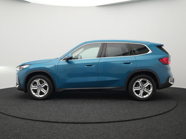 BMW X1 xDrive25e Plug In Hybrid 245pk Dealer O.H PHEV | Trekhaak af Fabriek | Adaptive Cruise | Sportstoelen Memory | Stuur & Stoelverwarming | Harman Kardon | Widescreen Navi | Sfeerverlichting | Keyless |