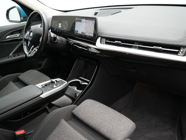 BMW X1 xDrive25e Plug In Hybrid 245pk Dealer O.H PHEV | Trekhaak af Fabriek | Adaptive Cruise | Sportstoelen Memory | Stuur & Stoelverwarming | Harman Kardon | Widescreen Navi | Sfeerverlichting | Keyless |