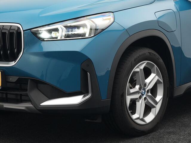 BMW X1 xDrive25e Plug In Hybrid 245pk Dealer O.H PHEV | Trekhaak af Fabriek | Adaptive Cruise | Sportstoelen Memory | Stuur & Stoelverwarming | Harman Kardon | Widescreen Navi | Sfeerverlichting | Keyless |