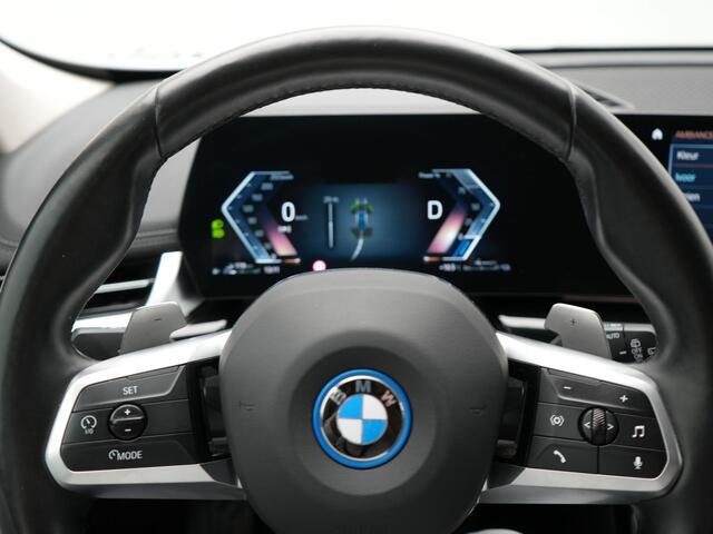 BMW X1 xDrive25e Plug In Hybrid 245pk Dealer O.H PHEV | Trekhaak af Fabriek | Adaptive Cruise | Sportstoelen Memory | Stuur & Stoelverwarming | Harman Kardon | Widescreen Navi | Sfeerverlichting | Keyless |