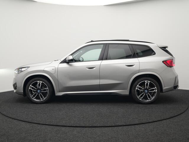BMW X1 xDrive30e M Sport Plug In Hybrid 326pk PHEV | Trekhaak af Fabriek | Panodak | Adaptive Cruise | Widescreen Navi | 360 Camera | Alcantara Sportstoelen Massage & Memory | Harman Kardon |