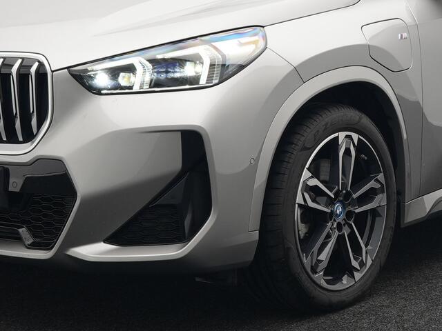 BMW X1 xDrive30e M Sport Plug In Hybrid 326pk PHEV | Trekhaak af Fabriek | Panodak | Adaptive Cruise | Widescreen Navi | 360 Camera | Alcantara Sportstoelen Massage & Memory | Harman Kardon |