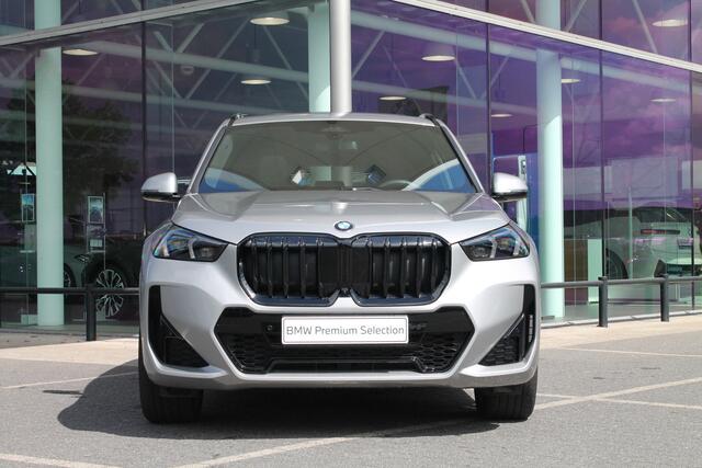 BMW X1 sDrive20i High Executive M Sport Automaat / Panoramadak / Sportstoelen / Parking Assistant Plus / Adaptief M Onderstel / Head-Up / Comfort Access