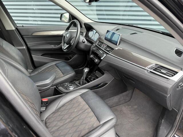 BMW X1 xDrive25e xLine PLug in Hybrid 220 pk | PHEV | Navi Pro | DAB | 18"L.M | LED Koplampen | Stoelverwarming | Sfeerverlichting |
