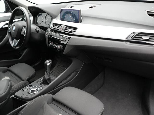 BMW X1 xDrive25e Sportline Plug In Hybrid 220pk PHEV | Adaptive Cruise | Trekhaak Afn. | Camera | Sportstoelen Verwarmd | Navi Pro | DAB | El. Achterklep |