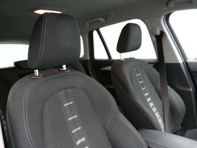 BMW X1 xDrive25e Sportline Plug In Hybrid 220pk PHEV | Adaptive Cruise | Trekhaak Afn. | Camera | Sportstoelen Verwarmd | Navi Pro | DAB | El. Achterklep |
