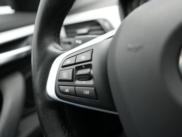 BMW X1 xDrive25e Sportline Plug In Hybrid 220pk PHEV | Adaptive Cruise | Trekhaak Afn. | Camera | Sportstoelen Verwarmd | Navi Pro | DAB | El. Achterklep |