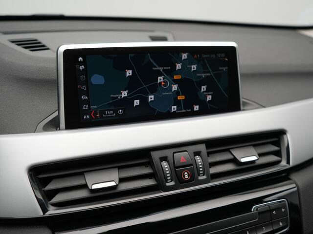 BMW X1 xDrive25e Sportline Plug In Hybrid 220pk PHEV | Adaptive Cruise | Trekhaak Afn. | Camera | Sportstoelen Verwarmd | Navi Pro | DAB | El. Achterklep |