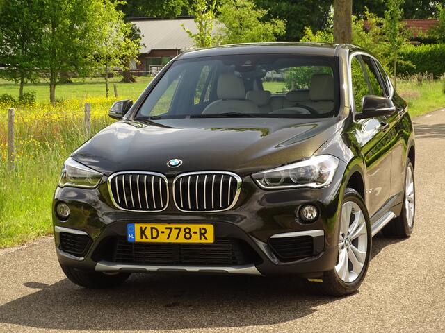 BMW X1 xDrive25i Centennial High Executive | Trekhk | HUD | NAV | 18inch | Uniek!