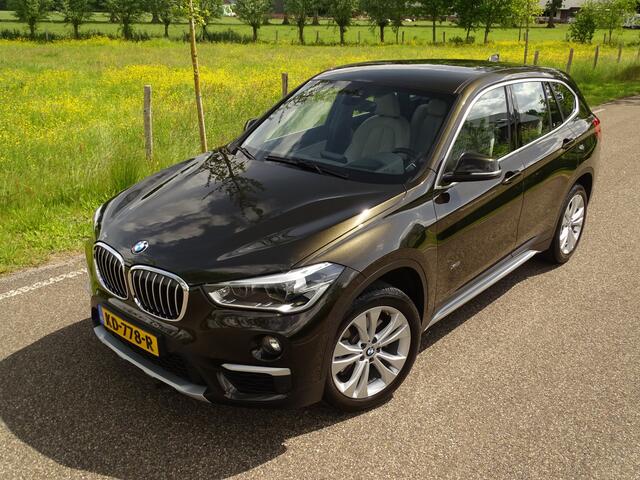 BMW X1 xDrive25i Centennial High Executive | Trekhk | HUD | NAV | 18inch | Uniek!