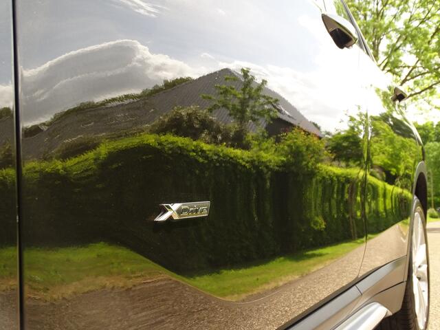 BMW X1 xDrive25i Centennial High Executive | Trekhk | HUD | NAV | 18inch | Uniek!