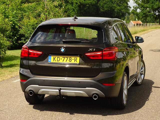 BMW X1 xDrive25i Centennial High Executive | Trekhk | HUD | NAV | 18inch | Uniek!