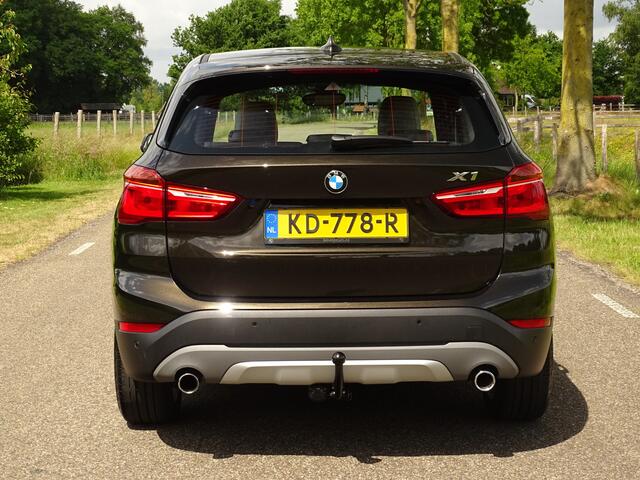 BMW X1 xDrive25i Centennial High Executive | Trekhk | HUD | NAV | 18inch | Uniek!