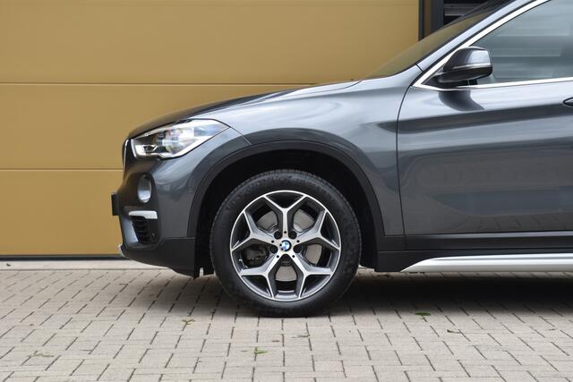 BMW X1 sDrive20i * X line * Stoelverwarming * Leder * Head-up * LED *