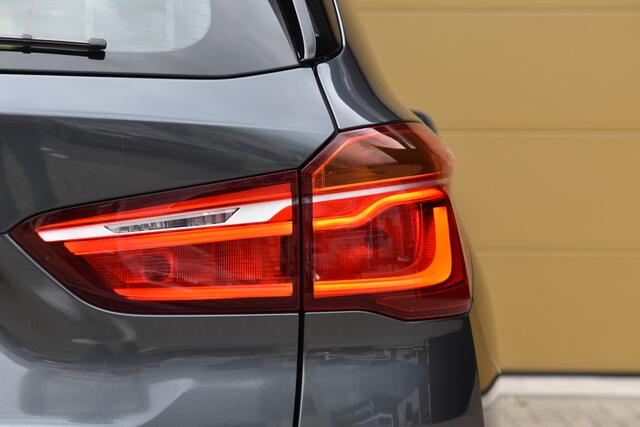 BMW X1 sDrive20i * X line * Stoelverwarming * Leder * Head-up * LED *