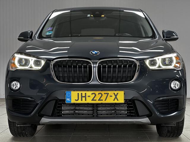 BMW X1 sDrive20i Centennial Executive/ AUTOMAAT!/ LED Koplampen/ Trekhaak/ 17''LMV/ Keyless GO/ Clima/ Navi/ Cruise/ Bluetooth/ Multi.LEDER.stuur/ Elek.pakket/ Isofix/ Metallic lak/ PDC Achter.