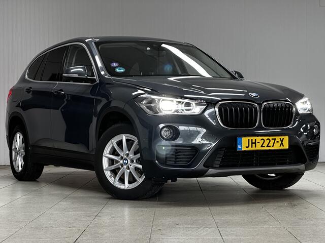 BMW X1 sDrive20i Centennial Executive/ AUTOMAAT!/ LED Koplampen/ Trekhaak/ 17''LMV/ Keyless GO/ Clima/ Navi/ Cruise/ Bluetooth/ Multi.LEDER.stuur/ Elek.pakket/ Isofix/ Metallic lak/ PDC Achter.