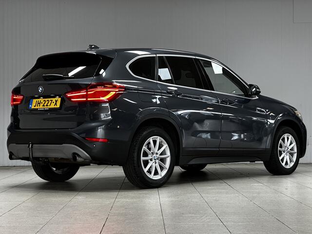 BMW X1 sDrive20i Centennial Executive/ AUTOMAAT!/ LED Koplampen/ Trekhaak/ 17''LMV/ Keyless GO/ Clima/ Navi/ Cruise/ Bluetooth/ Multi.LEDER.stuur/ Elek.pakket/ Isofix/ Metallic lak/ PDC Achter.