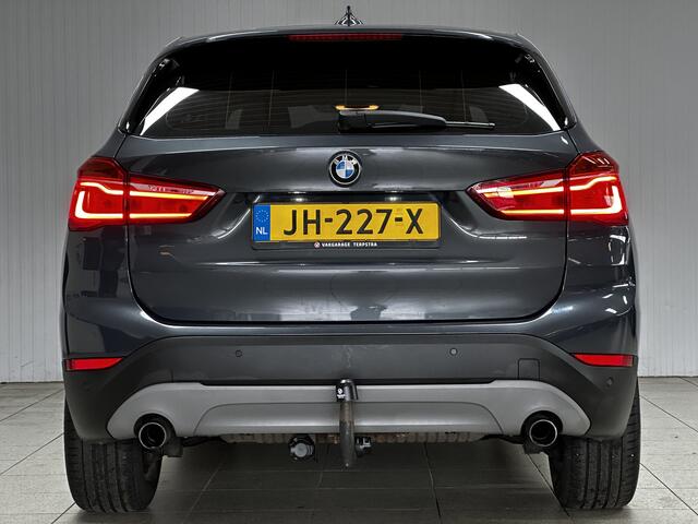 BMW X1 sDrive20i Centennial Executive/ AUTOMAAT!/ LED Koplampen/ Trekhaak/ 17''LMV/ Keyless GO/ Clima/ Navi/ Cruise/ Bluetooth/ Multi.LEDER.stuur/ Elek.pakket/ Isofix/ Metallic lak/ PDC Achter.